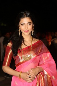 Shruthi Haasan Latest Stills (24)