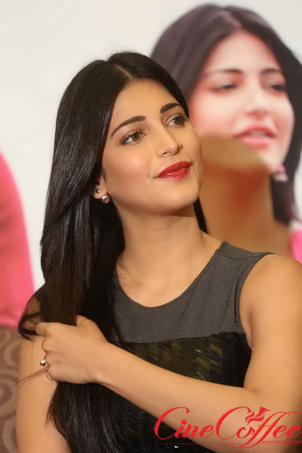 Shruthi haasan latest stills 