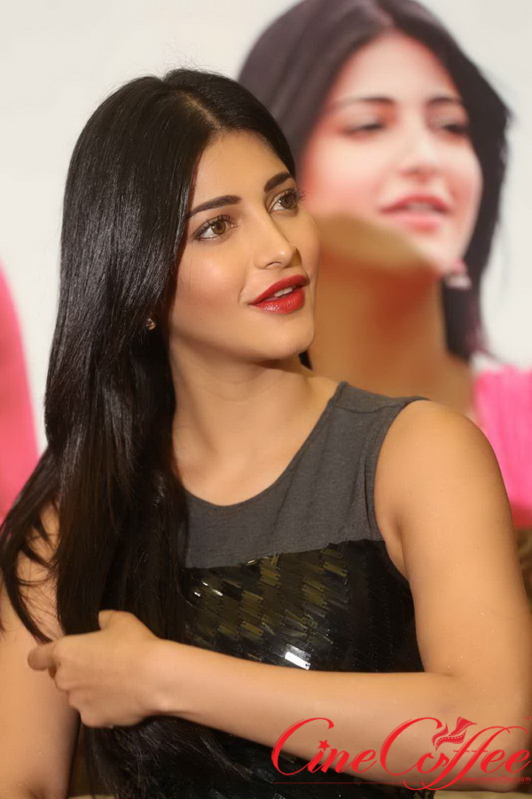 Shruthi haasan latest stills (4)