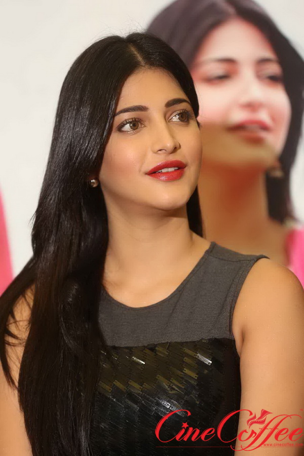 Shruthi haasan latest stills (5)