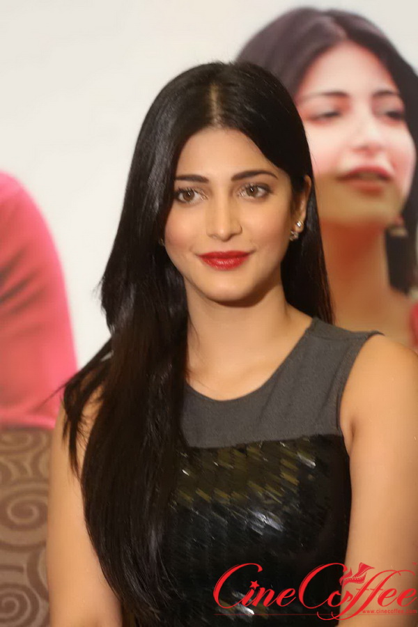 Shruthi haasan latest stills (6)