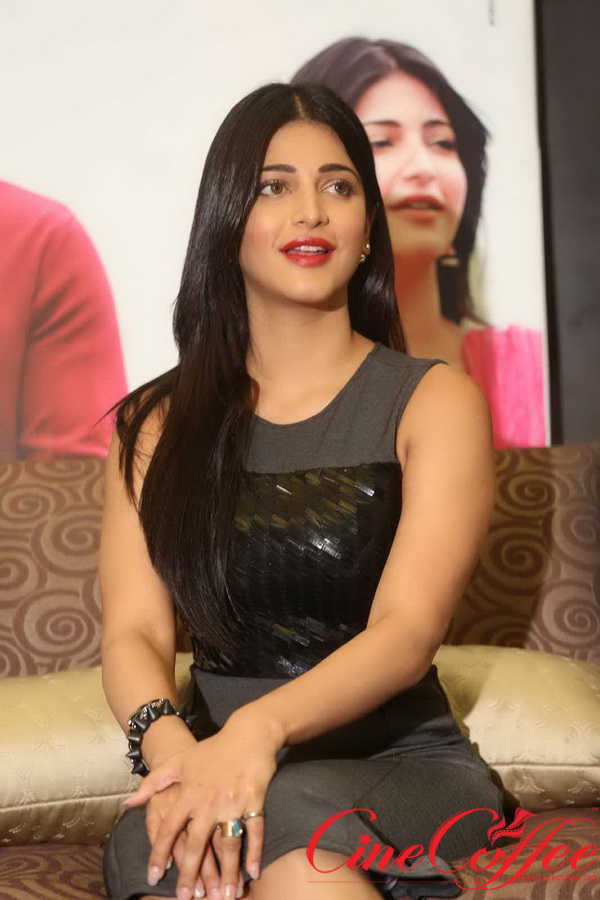 Shruthi haasan latest stills (7)