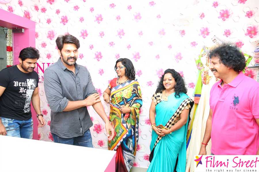 Actor Arya and Shaam Launches 'Pink Designers' Boutique Photos (15)